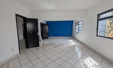 CASA EN ESQUINA EN LA PAZ CON LOCALES COMERCIA