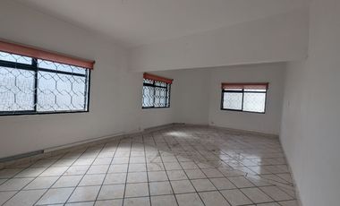 CASA EN ESQUINA EN LA PAZ CON LOCALES COMERCIA