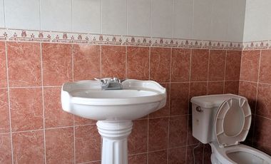 CASA EN ESQUINA EN LA PAZ CON LOCALES COMERCIA