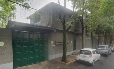 Amplia casa en excelente ubicación y alta plusvalía