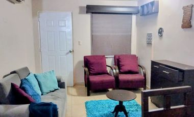 Casa en Alquiler en la Urbanización Villas del Rey, 2 Habitaciones, 1 Baño, Patio, Parqueo, Seguridad.