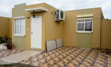 Casa en Alquiler en la Urbanización Villas del Rey, 2 Habitaciones, 1 Baño, Patio, Parqueo, Seguridad.