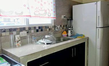 Casa en Alquiler en la Urbanización Villas del Rey, 2 Habitaciones, 1 Baño, Patio, Parqueo, Seguridad.