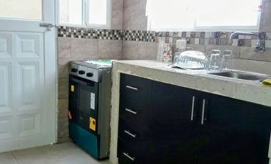 Casa en Alquiler en la Urbanización Villas del Rey, 2 Habitaciones, 1 Baño, Patio, Parqueo, Seguridad.