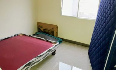 Casa en Alquiler en la Urbanización Villas del Rey, 2 Habitaciones, 1 Baño, Patio, Parqueo, Seguridad.