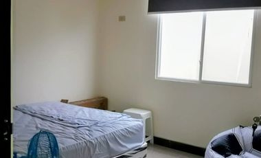 Casa en Alquiler en la Urbanización Villas del Rey, 2 Habitaciones, 1 Baño, Patio, Parqueo, Seguridad.