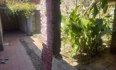 VENTA - Oportunidad: Casa de pasillo a demoler / Lote interno
