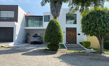 CASA EN VENTA EN BOSQUES DE ANGELÓPOLIS, 3 RECÁMARAS TODAS CON BAÑO, JARDÍN, PUEBLA