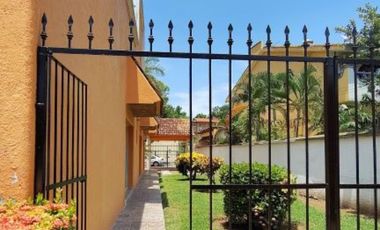 C105 Venta de Casa 7 recamaras piscina y jaccuzy frente Campo de Golf Palma Real en Ixtapa Zihuatanejo