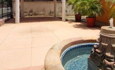 C105 Venta de Casa 7 recamaras piscina y jaccuzy frente Campo de Golf Palma Real en Ixtapa Zihuatanejo