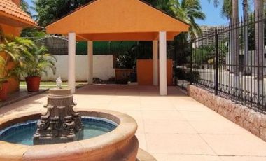 C105 Venta de Casa 7 recamaras piscina y jaccuzy frente Campo de Golf Palma Real en Ixtapa Zihuatanejo