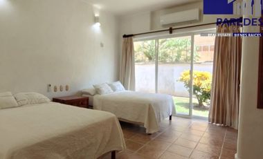 C105 Venta de Casa 7 recamaras piscina y jaccuzy frente Campo de Golf Palma Real en Ixtapa Zihuatanejo