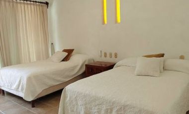 C105 Venta de Casa 7 recamaras piscina y jaccuzy frente Campo de Golf Palma Real en Ixtapa Zihuatanejo