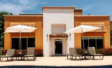 C105 Venta de Casa 7 recamaras piscina y jaccuzy frente Campo de Golf Palma Real en Ixtapa Zihuatanejo