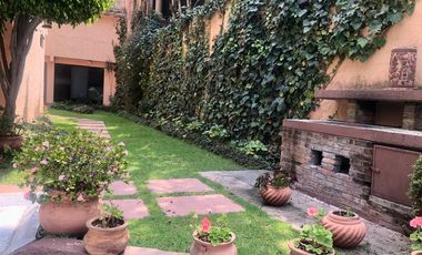 BOSQUES DE LAS LOMAS, Casa en venta rodeada de jardín con vista al bosque