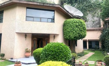 BOSQUES DE LAS LOMAS, Casa en venta rodeada de jardín con vista al bosque