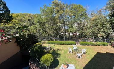 BOSQUES DE LAS LOMAS, Casa en venta rodeada de jardín con vista al bosque