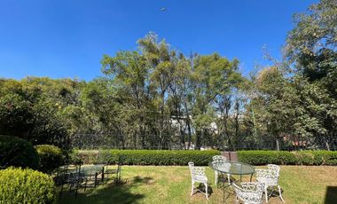 BOSQUES DE LAS LOMAS, Casa en venta rodeada de jardín con vista al bosque