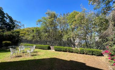 BOSQUES DE LAS LOMAS, Casa en venta rodeada de jardín con vista al bosque