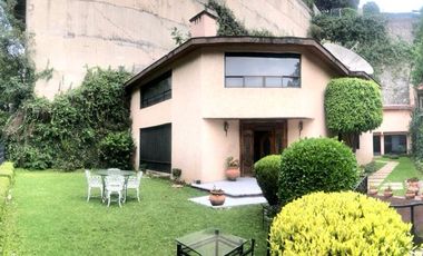 BOSQUES DE LAS LOMAS, Casa en venta rodeada de jardín con vista al bosque