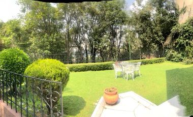 BOSQUES DE LAS LOMAS, Casa en venta rodeada de jardín con vista al bosque
