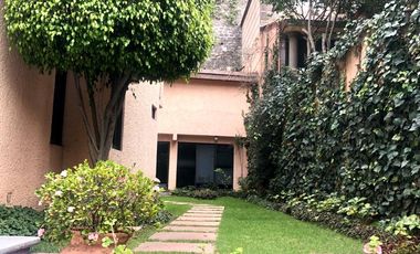 BOSQUES DE LAS LOMAS, Casa en venta rodeada de jardín con vista al bosque