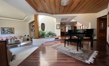 BOSQUES DE LAS LOMAS, Casa en venta rodeada de jardín con vista al bosque