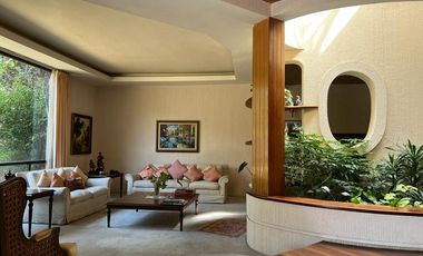 BOSQUES DE LAS LOMAS, Casa en venta rodeada de jardín con vista al bosque