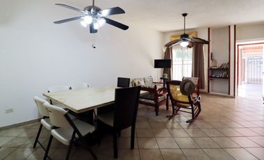 BONITA CASA DE UN PISO EN VENTA EN FLORES DEL VALLE