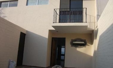 CASA AMPLIA EN PRIVADA