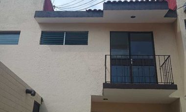 CASA AMPLIA EN PRIVADA