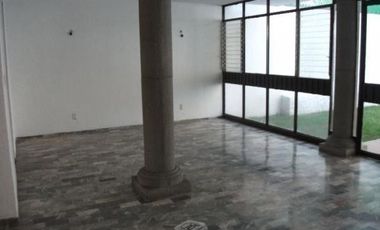 CASA AMPLIA EN PRIVADA