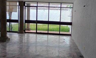 CASA AMPLIA EN PRIVADA