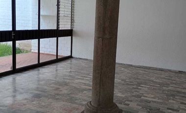 CASA AMPLIA EN PRIVADA