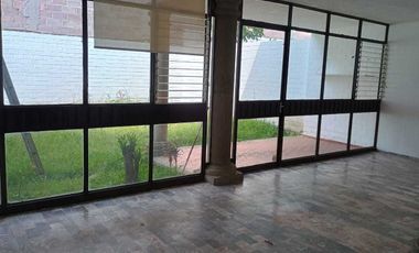 CASA AMPLIA EN PRIVADA