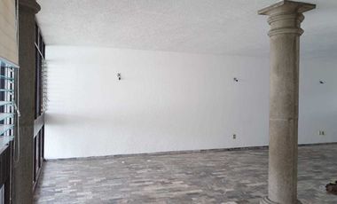 CASA AMPLIA EN PRIVADA