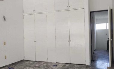 CASA AMPLIA EN PRIVADA
