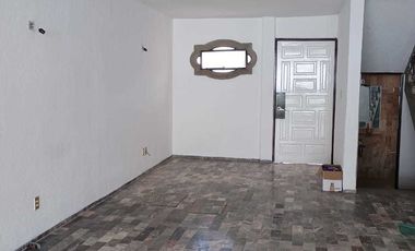 CASA AMPLIA EN PRIVADA
