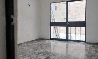 CASA AMPLIA EN PRIVADA