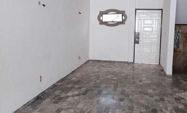 CASA AMPLIA EN PRIVADA