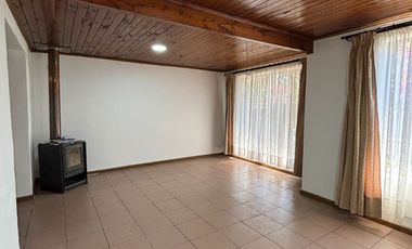 Se vende Casa 5 dormitorios con amplio terreno y estacionamientos en calle marchant Chillán Viejo