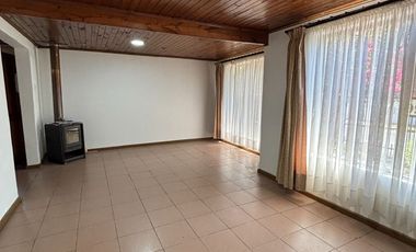 Se vende Casa 5 dormitorios con amplio terreno y estacionamientos en calle marchant Chillán Viejo