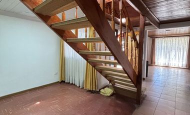Se vende Casa 5 dormitorios con amplio terreno y estacionamientos en calle marchant Chillán Viejo