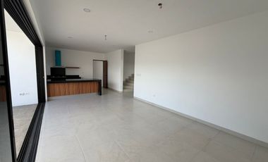 Casa en esquina, de 3 recámaras, family room, lista para entrega.