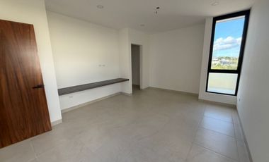 Casa en esquina, de 3 recámaras, family room, lista para entrega.