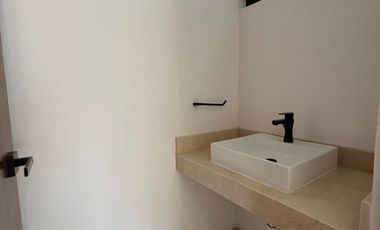 Casa en esquina, de 3 recámaras, family room, lista para entrega.