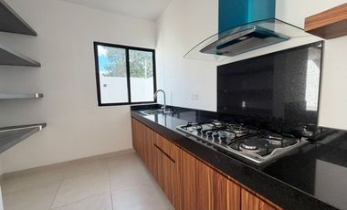 Casa en esquina, de 3 recámaras, family room, lista para entrega.