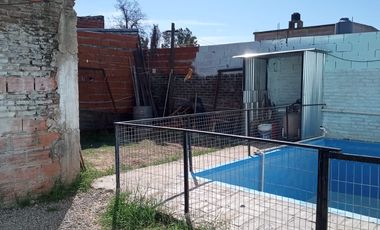 EN  VENTA CASA CON PILETA , EN PEREZ