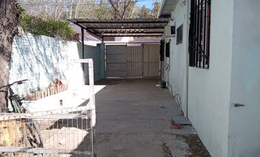 EN  VENTA CASA CON PILETA , EN PEREZ