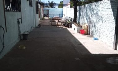 EN  VENTA CASA CON PILETA , EN PEREZ